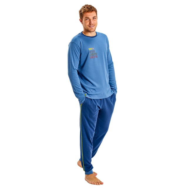 Pijama de  manga larga Munich.
Color Azul
Camiseta de manga larga y cuello redondo.
Diseño con gráficos de la marca.
Pantalón largo.
Cinturilla elástica.
Bajos rectos.
Costuras vistas a tono.

Composición:  60% Poliéster, 40% Algodón.

-Lavar a temperatura máx. 30º.
-No usar lejía.
-Planchar a temperatura máx. 110º.
-No admite lavado en seco.
-Permite utilizar secadora.