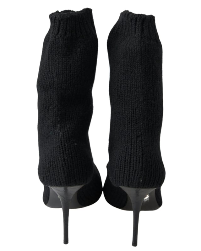 <ul>
  <li>Botas de media cana 100% autenticas de Dolce & Gabbana</li>
  <li>Diseno de tacon de aguja negro</li>
  <li>Hecho de material de viscosa de alta calidad</li>
  <li>Suela de cuero</li>
  <li>Detalles del logotipo</li>
  <li>Fabricado en Italia</li>
  <li>Elegante y comodo</li>
</ul>