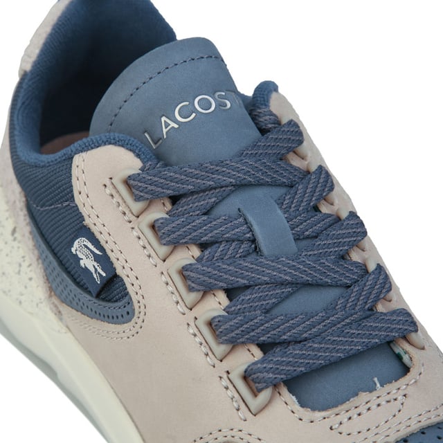 Vuélvete atrevido esta temporada con las zapatillas Wildcard para mujer de Lacoste. Estos cordones multicolores cuentan con una suela de goma gruesa y están rematados con el famoso cocodrilo.