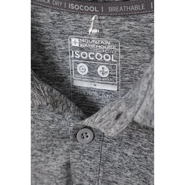 92% Polyester, 8% Elastaan. Ontwerp: Logo. Mouwtype: Korte mouwen. Halsuitsnijding: Omgeslagen kraag. Stof Technologie: Ademend, IsoCool, Lichtgewicht, Vochtafvoerend, Sneldrogend. 3 knopenlijst. Zonneschatting: UPF 50+.