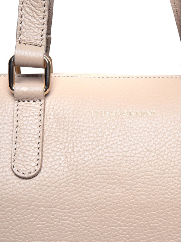 Bolso
100% cuero de vaca
Cierre superior de cremallera
Dimensiones: 24x30x12 cm
Asa: 35 cm
Correa de hombro: 115 cm