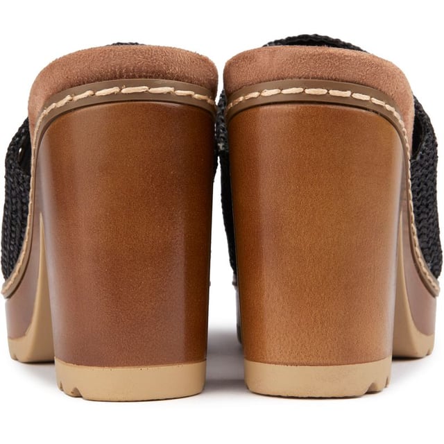 Abraza las vibras veraniegas con las sandalias de plataforma con tacón Refresh, elaboradas con materiales veganos para elevar tu estilo con conciencia y actitud. Estas sandalias de plataforma cuentan con un bonito empeine que se ajusta a tu pie, suela de goma y una plantilla de espuma viscoelástica para un confort supremo. El tacón y la plataforma de 8 cm añaden altura, mientras que la marca Refresh aporta un toque de elegancia. Éticas y elegantes, son una declaración de moda.