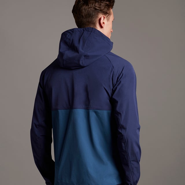 The Lyle & Scott Colourblock Puffer Jacket is all about warmth. Built to handle the cold, you will stay warm and dry in this men's showerproof puffa jacket, constructed with sustainability in mind, from 100% recycled polyester, for ultimate cold weather protection. Keep your hands cosy in the slip pockets and your body warm with the full zip, funnel style neck and padded hood, with adjustable bungee so you can customise the fit for the coldest of days. The colourblock design ensures you don't lose your style, even when you have to cover up.