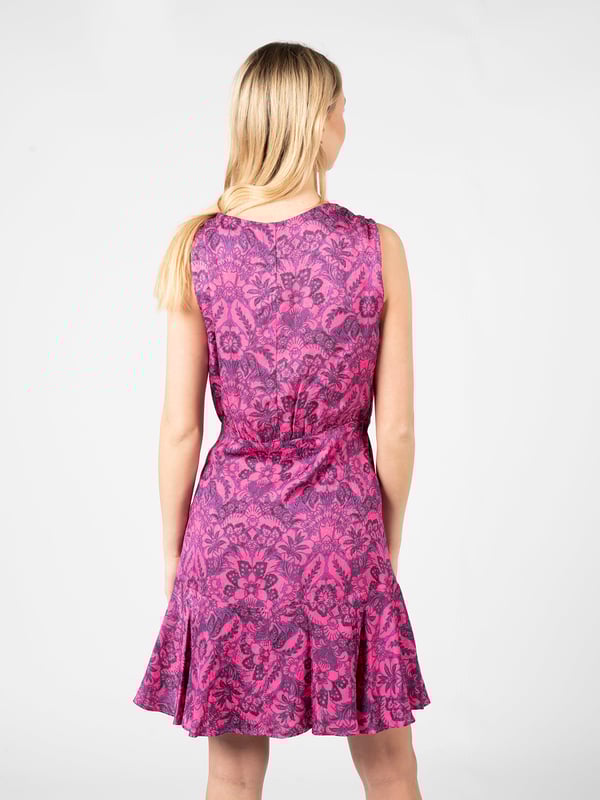 El vestido de sobre es la quintaesencia de la elegancia y feminidad, perfecto para diversas ocasiones, desde reuniones de negocios hasta cenas románticas.

Además, se cierra con botones recubiertos, que son no solo un elemento práctico, sino también decorativo, resaltando el carácter único de esta creación.

Con un delicado fruncido en los hombros, el vestido adquiere una estructura sutil, lo que le añade ligereza y una apariencia moderna, haciendo que te sientas especial y con estilo.

Hecho de tela de alta calidad, asegura comodidad al usarlo durante todo el día, así como garantiza que el vestido te servirá durante muchas temporadas, manteniendo su aspecto impecable.