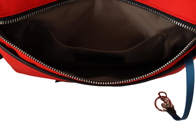 A estrenar con etiquetas y bolsa guardapolvo.
  Color: Rojo/Negro.
  Material: 92% poliamida 8% acrilico.
  Cierre de cremallera.
  1 compartimento principal.
  Bolsillo interno de parche.
  Parche con el logotipo en la parte delantera.
  Correa ajustable par.