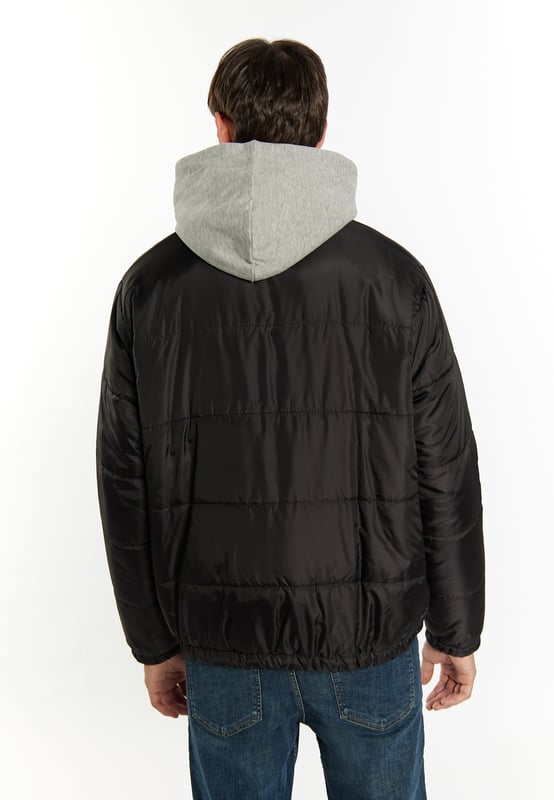 Leicht, wattiert und mit einem soften Schimmer versehen, präsentiert Mo diese gesteppte Blousonjacke für die kommende Herbst-Winter-Saison. Der hohe Stehkragen schützt dabei ebenso wie der verdeckte Reißverschluss mit Druckknopfleiste. Die elastischen Bündchen sorgen für eine ideale Passform und setzten abschließende Akzente.  Jacket