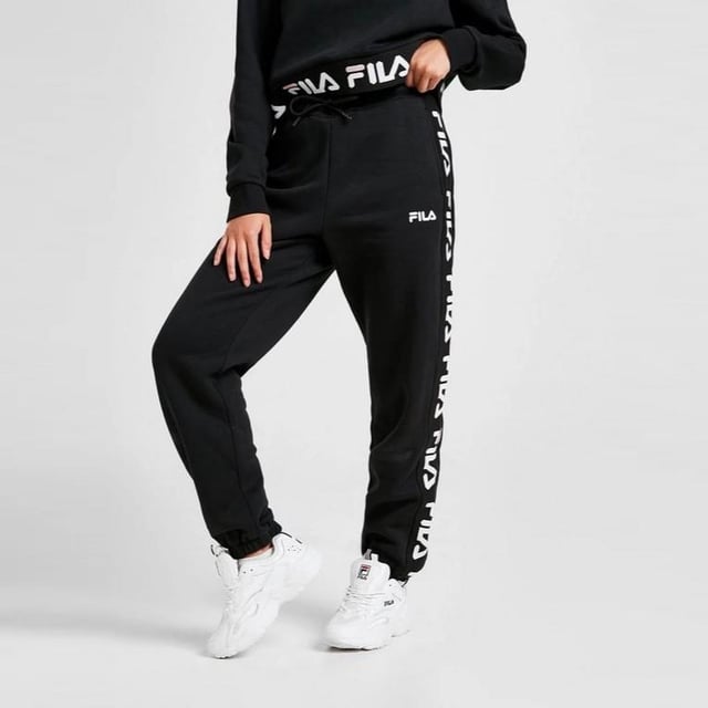 Fila Womens Jacquard Panel Joggers in a Black. 
These Soft Pants have a Luxe Feel to Them While Offering Ultra Comfort. 
These Joggers Have Elasticated Cuffs with Waistband for a Perfect Fit. 
Finished With a White and Black Fila Taping Down Both Legs and a Fila Logo to the Thigh. 
80% Cotton, 20% Polyester. 
Machine Washable.