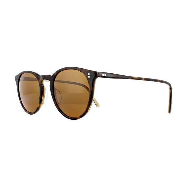 Las gafas de sol Oliver Peoples O'Malley 5183S 166653 Horn Brown están inspiradas en la montura clásica que llevaba el antiguo propietario de La Dodgers. Esta forma icónica es uno de los diseños más reconocibles de Oliver Peoples, con lentes redondas distintivas, placas grabadas a mano y un puente en forma de ojo de cerradura. Las elegantes patillas mantienen el logotipo de Oliver Peoples en las puntas. Cada par individual se fabrica totalmente a mano, lo que da como resultado patrones únicos formados para cada montura.