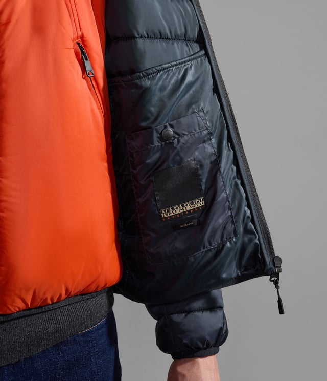 Chaqueta de invierno para hombre de la marca Napapijri. La chaqueta está hecha de poliéster de alta calidad y tiene un corte regular. La chaqueta cuenta con una cremallera arriba y abajo, fácil para el ciclismo, ciclomotores o scooters.  Marca: NapapijriNombre del modelo: Jacket Aerons S 3Categoría: chaqueta de hombreMateriales: poliésterColor: negro