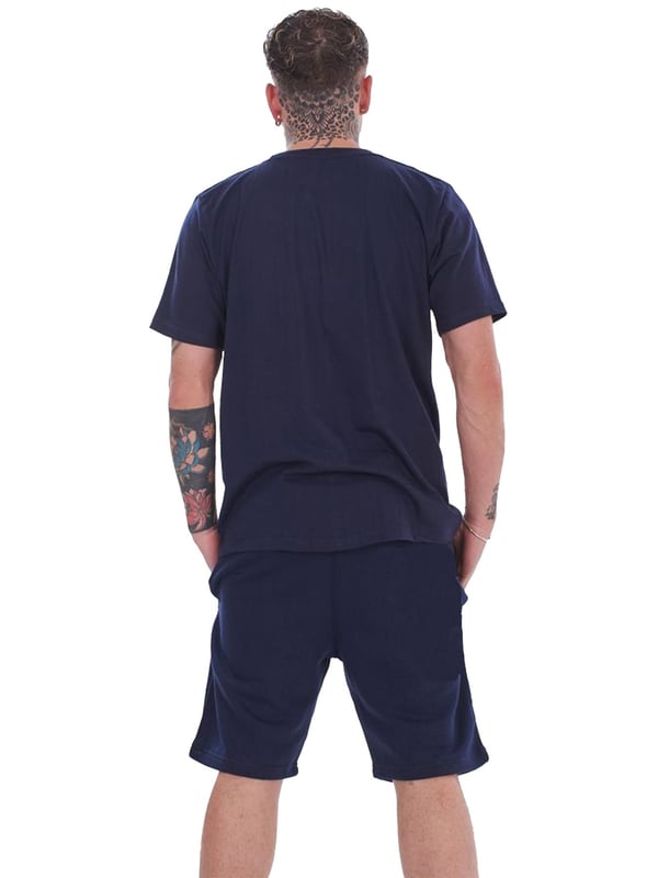 Wir stellen Ihnen das Kruze Herren-Trainingsanzug-Set vor: eine stilvolle und bequeme Ergänzung Ihrer Garderobe. Das normal geschnittene T-Shirt mit Rundhalsausschnitt verfügt über einen Rundhalsausschnitt und kurze Ärmel, ergänzt durch ein weiches Futter für zusätzlichen Komfort. Die dazugehörigen Shorts haben eine reguläre Passform mit elastischem Bund und verstellbarem Kordelzug und sorgen so für eine perfekte Passform. Werten Sie Ihre Activewear-Kollektion mit diesem unverzichtbaren Set auf! 52 % Baumwolle, 48 % Polyester. Erhältlich in Schwarz, Grau und Marineblau.