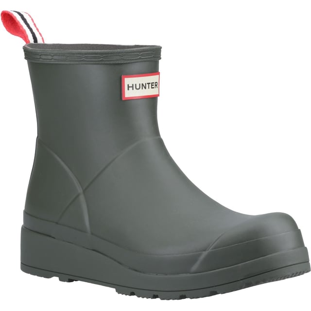 Indem das ikonische Design des Originalstiefels vereinfacht wird, bietet der Play-Stiefel eine dynamische Silhouette mit einer flacheren Plateausohle für maximalen Komfort und Vielseitigkeit. Hergestellt aus hochwertigem Naturkautschuk, ist dieser Gummistiefel zu 100% wasserdicht.