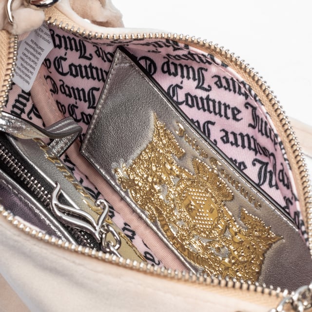 Juicy Couture Mini bolso bandolera de terciopelo - Elegancia y romanticismo en un accesorio único
Déjate conquistar por el mini bolso bandolera Juicy Couture, confeccionado en suave terciopelo para darle un toque de dulzura y romanticismo. Perfecto para días especiales, este bolso añade elegancia y un detalle chic a cualquier look. Los herrajes dorados y el icónico logotipo Juicy Couture lo convierten en una pieza imprescindible, ideal para completar un conjunto sofisticado o informal.
Dimensiones: A24,5 x A8 x P16 cm