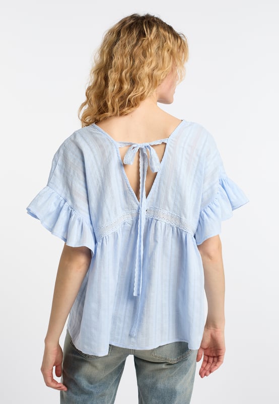 Diese leichte Baumwoll-Bluse von DreiMaster Vintage punktet mit ihrer zauberhaften Lochstickerei und dem gemusterten, fein strukturierten Baumwollstoff. Die lockerere Silhouette hat einen tiefen V-Ausschnitt auf der Vorder- und auf der Rückseite, wo er mit einem Spitzenband zusammengehalten wird. Die romantischen Rüschenärmel optimieren den femininen Boho-Look. Mit ihrer leichten Textur passt sie hervorragend zu Jeans und Röcken.  Tunika