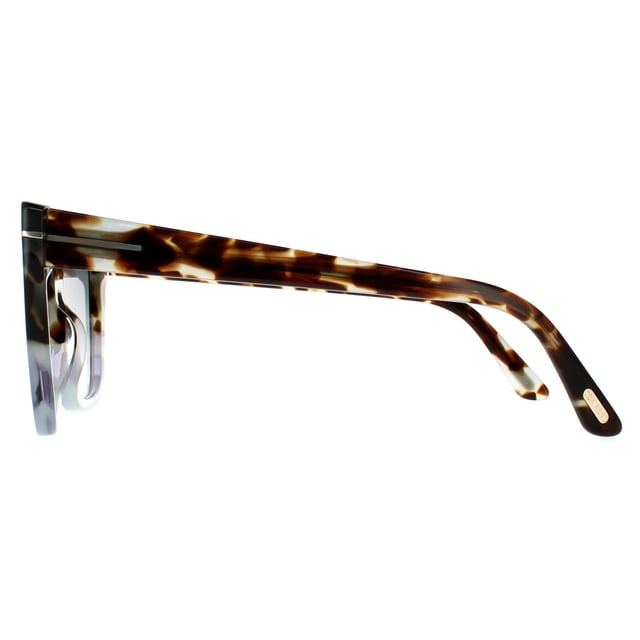Tom Ford zonnebril Poppy FT0846 55B Gekleurde Havana Gray Gradiënt zijn een sterk gewaagd frame met het iconische T-Bar Metal Accent gewikkeld rond de tempel die de kattenooglift verder naar de hoeken accentueert.