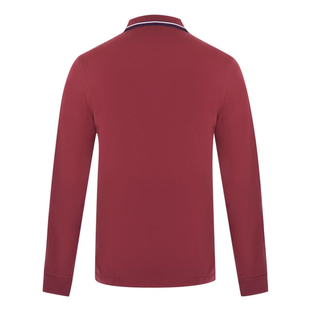 Fred Perry Röd polotröja med lång ärm och Twin Tipped. Fred Perry röd polotröja. Mönster på krage och ärmslut. Knappstängning i nacken, märkesemblem på vänster bröst. 100% bomull. Stil: M3636 D23