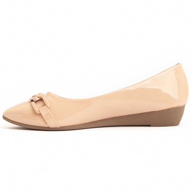 Ballerina-Pumps mit Keilabsatz für Damen. Bequeme Passform. Hergestellt aus veganen Materialien. Hergestellt von anderen Marken für unsere Marke. Ungefähre Maße: 3 cm Keil.