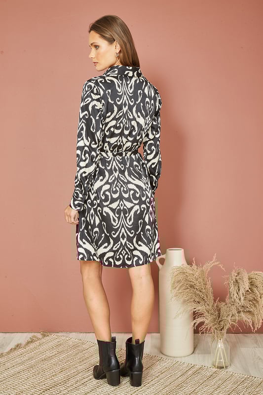 A print that is truly unique and adds something really special to your everyday dressing, inspired by traditional dying and printing techniques this shirt dress is the perfect way to add interest to any outfit. In a simple and chic shirt dress shape, with long sleeves and self tie waist belt that lends itself to smart styling • think oversized blazer, boots and lashings of silver jewellery.