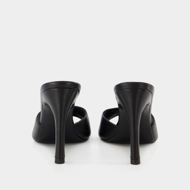 Ponte estos mules negros Coperni para cualquier ocasión. Atemporales, con su logo plateado, combinarán con todos tus looks. Altura del tacón: 6 cm. Colores: Negro. Material principal: piel de ternero lisa. Material de la suela: sintético. Material del forro: cuero. Cierre: fácil de poner. Forma de la puntera: redonda abierta. Ajuste: fiel a la talla - Tallaje: europeo.