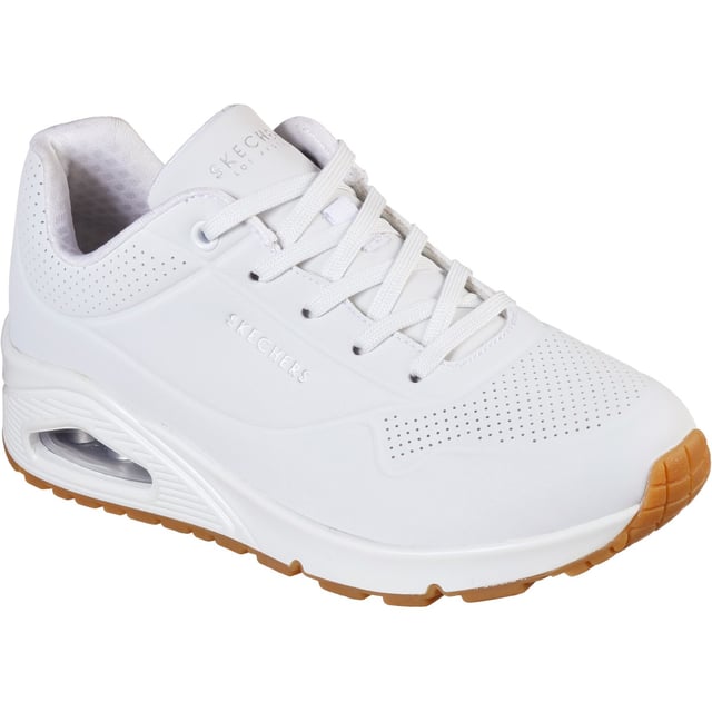 Klassiek luchtkussencomfort krijgt een frisse update in de Skechers Street Uno - Stand on Air. Deze veterschoen heeft een glad bovenwerk van geperforeerd synthetisch materiaal met een Air-Cooled Memory Foam binnenzool en een zichtbare Skech-Air middenzool met luchtkussentjes.