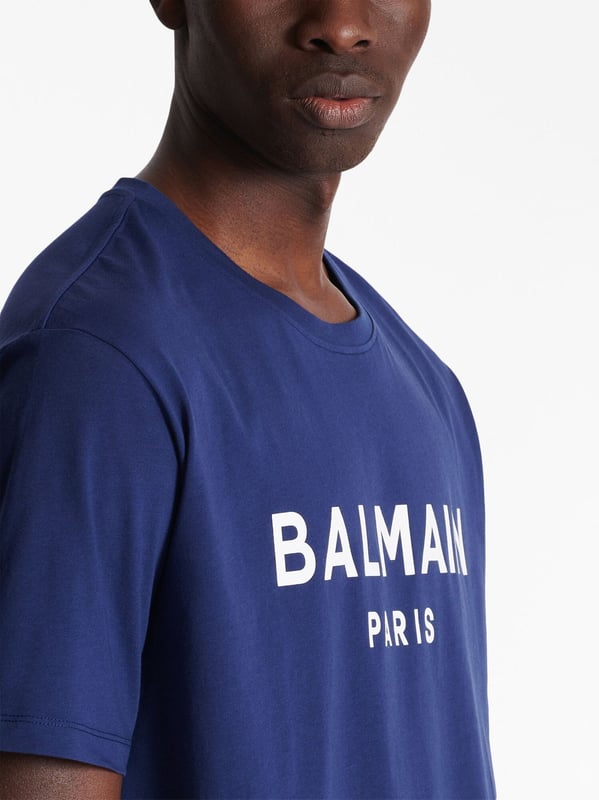 Presented in a navy colourway with a cotton construction, Balmain's round-neck T-shirt boasts a contrasting logo print at the chest for a recognisable look