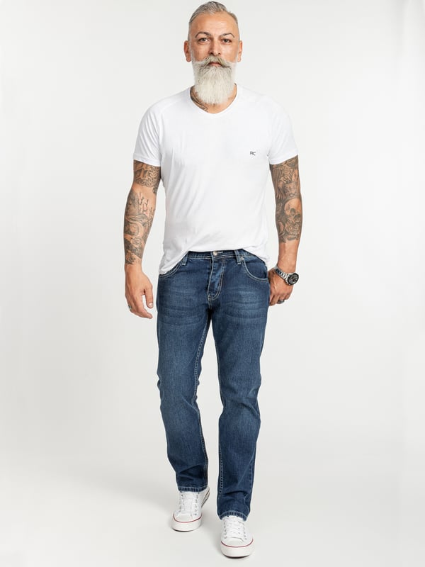 Rock Creek Herren Jeans RC-2402: Perfektion in Blau Unvergleichlicher Komfort mit Stretch-Denim Die Rock Creek Herren Jeans RC-2402 ist die perfekte Mischung aus Stil und Komfort. Hergestellt aus hochwertigem Stretch-Denim, bietet diese Jeans eine ideale Passform, die sich jeder Bewegung anpasst. Egal ob im Büro, bei Freizeitaktivitäten oder beim Abendessen, mit dieser Jeans fühlst du dich den ganzen Tag über wohl.  Zeitloser Stonewashed-Look Der klassische Stonewashed-Look verleiht der RC-2402 Jeans eine moderne und zugleich zeitlose Ästhetik. Die blaue Waschung sorgt für einen coolen und lässigen Look, der sich vielseitig kombinieren lässt. Ob mit einem T-Shirt, einem Hemd oder einem Hoodie – diese Jeans ist immer die richtige Wahl.  Praktischer Five-Pocket-Style und zuverlässiger Knopfverschluss Mit dem bewährten Five-Pocket-Style bietet die Rock Creek RC-2402 genügend Platz für deine Essentials. Der robuste Knopfverschluss sorgt für sicheren Halt und die langlebige Verarbeitung garantiert, dass diese Jeans auch nach zahlreichen Waschgängen ihre Form und Farbe behält. Eine Investition in Qualität und Stil!