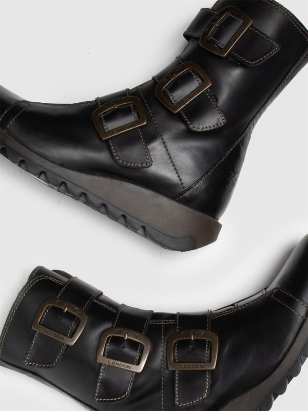 La línea Sminx para mujer de Fly London presenta el botín de cuero estilo motero Scop110FLY, que ofrece una combinación perfecta de estilo y funcionalidad. Estos botines, confeccionados con parte superior de cuero suave, presentan un diseño de punta redonda, costuras en contraste y cierres de correa con triple hebilla. La suela de goma TR duradera, junto con un tacón de cuña de 3,5 cm, garantiza comodidad para el uso diario. La marca Fly London en relieve en el empeine y el talón exterior, además de un cierre de cremallera en el lado interior, completan el diseño. Parte superior: cuero, forro: microfibra, plantilla: microfibra, suela: goma TR, altura del tacón: 3,5 cm, cierre de cremallera, detalles de hebilla.