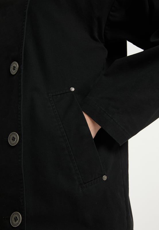 geen voering/geen voering, geen vulling  Deze DreiMaster vintage jas is ideaal voor warmere dagen. Dit casual model overtuigt door zijn brede, oversized snit, schuine zijzakken en dubbele knoopsluiting. Het zachte katoen heeft een gladde voering aan de binnenkant. Overgesneden schouders en de hoogwaardige logoknopen in vintage-stijl ronden het succesvolle ontwerp af.  Jas