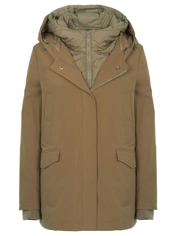 100% polyester; Herno-jas;  Model: PI1380D12343 2155;  Hoogwaardige afwerking;  capuchon met trekkoord;  Afneembaar, gewatteerd paneel met capuchon, tweewegritssluiting en drukknopen;  Verborgen tweewegritssluiting met drukknoopsluiting;  Twee gevoerde steekzakken met drukknopen, twee klepzakken met drukknopen;  Herno-logodetails;  Donsvoering