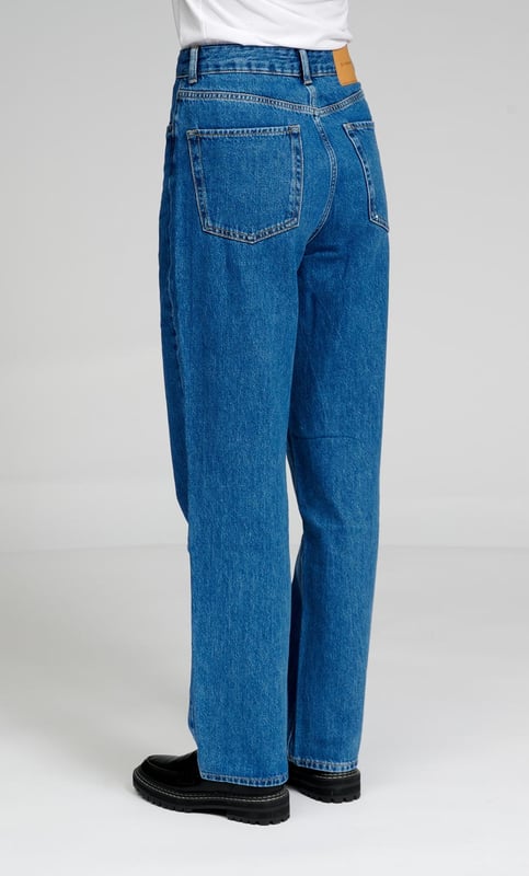 Raka jeans från TeeShoppen
Jeans från TeeShoppen är smarta, bekväma och snygga, vilket gör dem till ett perfekt val för alla outfits året runt. Bra och bekväma jeans kan komplettera varje look. Här kan du se jeans i färgen blå.

 Vilken storlek har jeansen?  
Jeans finns i 24 olika storlekar. Se och välj din storlek under "storlek". Storlekarna är anpassade för kvinnor.

 Om TeeShoppen
På TeeShoppen tror vi inte alltid att pris och kvalitet går hand i hand, och vi vill bevisa det. Vårt sortiment består av olika coola basplagg som kan passa in i vilken garderob som helst. Och det är inte tråkigt bara för att det är basic. Vårt klädutbud är utformat för att vara lätt att styla och tillverkat av de bästa materialen. Detta säkerställer att du har bekväma kläder som kan användas för alla tillfällen. Vill du ha en tidlös leverantör av mode för både män och kvinnor? Då har du kommit till rätt ställe. På TeeShoppen betalar du inte för dyra varumärken och kostnader, bara för kvalitet och service, vilket är viktigt för oss. Vi utökar ständigt vårt sortiment, så att du alltid kan köpa det senaste modet från oss.