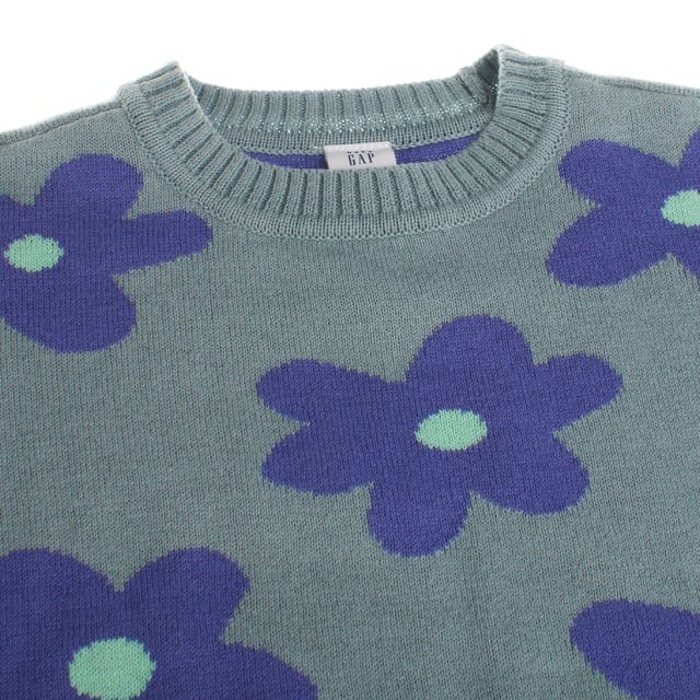 Girls' jumper made from a soft and comfortable fabric, ideal for keeping warm on cool days.

 It features a crew neck design and a slightly loose fit, allowing for greater freedom of movement.

 The sweater is decorated with a striking floral design, adding a fun and cheerful touch to the style.

 Ribbed cuffs and hem add texture, while side slits at the hem add modern detail and encourage movement.

 This sweater is perfect for combining with different casual outfits and adding a touch of color to little ones' wardrobe.
 Composition: 100% Cotton
 Care:
- Machine wash cold.
 - Use mild detergents.
 - Do not use a dryer.
 - Iron at low temperature.
 - Do not dry clean.