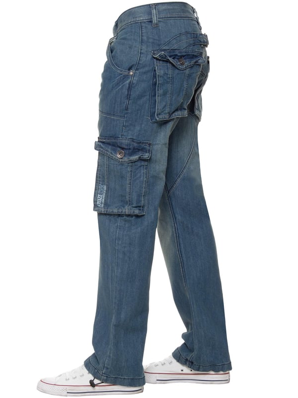 Kruze Mens Designer Cargo Combat Multi Pocket Denim Jeans. 7 bolsillos incluyendo moneda, bolsillos laterales. Los bolsillos traseros y laterales están asegurados con cierre de botón. Costuras de contraste, pinza ajustable en la parte posterior. Interruptor ajustable a los dobladillos. Ideal para ropa casual y de trabajo. Botón de cierre de mosca. Botones y remaches de marca.
