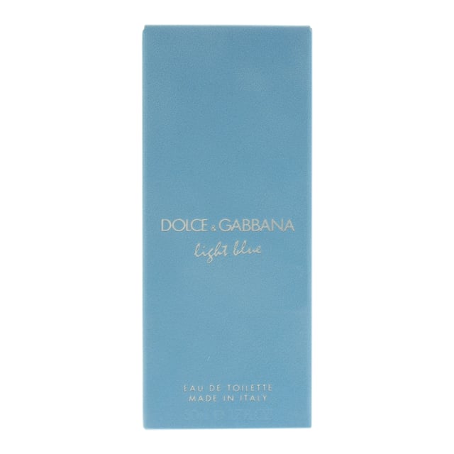 Light Blue ist der Inbegriff mediterraner Lebensfreude. Das farbenfrohe, frische und blumig-fruchtige Eau de Toilette spiegelt die Sinnlichkeit mediterraner Lebensart wider. Seine von sizilianischer Zeder, knackig grünem Apfel und verlockenden Blauglöckchen geprägte Kopfnote fängt die Quintessenz eines sonnigen Sommertags im Süden Italiens ein. Weiblichkeit gepaart mit Entschlossenheit: Jasmin und weiße Rose fügen sich zu einem Bouquet, das der Bambusnote ihre scharfe Frische nimmt. Die vom klassischen Dolce&Gabbana Parfum inspirierte, zeitlose Komposition Light Blue hat bei aller Selbstsicherheit eine ausgesprochen feminine Facette. Ihr zartblauer Verschluss spiegelt die Klarheit des Mittelmeerhimmels wider, sein kraftvoller Flakon die Stärke der modernen Frau.