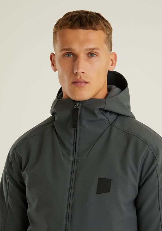 Passform & Material Die Saturn Climate ist ein kurzes und tailliertes Winterjackenmodell. Es handelt sich um eine Jacke mit einer Außenschicht aus Softshell. Diese Schicht sorgt dafür, dass die Jacke wasserabweisend, winddicht und atmungsaktiv ist und Sie warm hält.  Details Diese Winterjacke hat 5 Taschen, darunter zwei Seitentaschen, eine mit Reißverschluss und eine mit Knopfverschluss auf beiden Seiten. Auf der Innenseite befindet sich eine Innentasche mit Reißverschluss. Außerdem hat die Jacke eine verstellbare Kapuze und unverwechselbare CHASIN'-Details.  Eigenschaften Softshell Wasserabweisend Winddicht Atmungsaktiv Warmhalten Verstellbare Kapuze 5 Taschen Kunststoffreißverschluss CHASIN'-Details