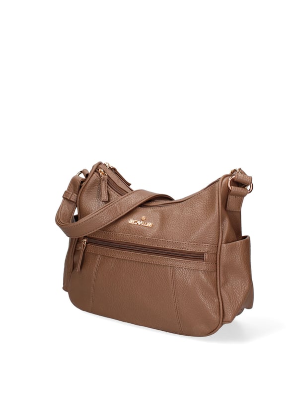 Bolso bandolera para mujer. El cierre es con cremallera. Los bolsillos internos son uno con cremallera y dos abiertos. Los bolsillos externos son uno frontal con cremallera, uno trasero con cremallera y dos laterales abiertos. La bandolera es ajustable en ecopiel. Falta el mango. Hay dos compartimentos internos. El material exterior es ecopiel. Internamente está forrado en poliéster. Medidas: 28x24x11 cm. Producto de moda
