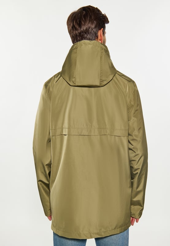 Diese wasserdichte Übergangsjacke hat eine normale Passform, einen Reißverschluss vorne und einen Stehkragen. Es verfügt über lange Ärmel, eine verstellbare Kapuze mit Kordelzug, elastische Bündchen und zwei Taschen für zusätzliche Funktionalität. Jacke aus 3000 mm wasserdichtem Material. Der schlichte Schnitt wird durch das Markenlogo auf der Brust stilvoll hervorgehoben. Perfekt für Outdoor-Abenteuer.  Regenjacke