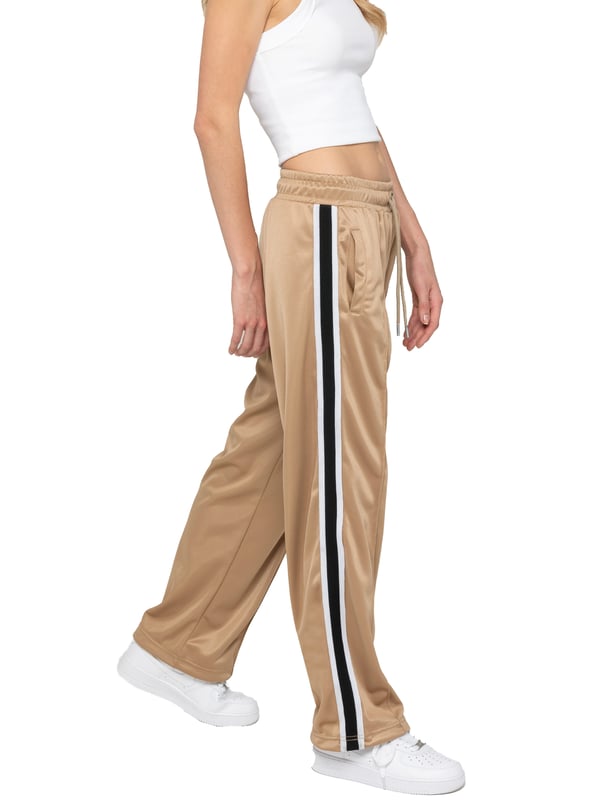 Presentamos los pantalones a rayas Enzo para mujer: ¡la combinación perfecta de estilo y comodidad! Con un diseño de rayas en contraste en el lateral y cintura media, estos pantalones de pernera ancha realzarán tu figura. La cinturilla elástica y el cordón permiten un ajuste personalizado, mientras que el corte estándar y los 2 bolsillos laterales aportan funcionalidad. Confeccionados 100% poliéster, estos pantalones se pueden lavar a máquina para facilitar el mantenimiento. Elija entre el clásico negro o el elegante beige. Confía en nosotros, ¡estos pantalones se convertirán en tu opción ideal para cualquier ocasión!