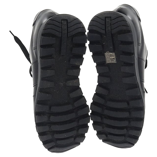 Prada Prax 01 Schnür-Low-Top-Sneaker aus schwarzem Kalbsleder VINTAGE, UVP WIE NEU
Gönnen Sie sich Luxus mit den Prada Prax 01 Schnür-Low-Top-Sneakern aus elegantem schwarzem Kalbsleder. Diese stilvollen Sneakers vereinen mühelos Komfort und Raffinesse und verfügen über ein klassisches Schnürdesign, das sie sowohl für lässige Ausflüge als auch für einen schicken Streetstyle perfekt macht. Das hochwertige Kalbsleder sorgt nicht nur für einen anspruchsvollen Look, sondern garantiert auch Langlebigkeit und Komfort für ganztägiges Tragen. Mit ihrer minimalistischen Ästhetik und Pradas charakteristischer Handwerkskunst sind diese Low-Top-Sneaker eine vielseitige Ergänzung Ihrer Garderobe. Kombinieren Sie sie mit alles von eleganten Hosen bis zu Ihren Lieblingsjeans für einen gepflegten, aber lässigen Look.
Prada Prax 01 Schnür-Low-Top-Sneaker aus schwarzem Kalbsleder
Zustand: Sehr gut
Gebrauchsspuren: Leichte Abnutzungen, leicht getragen, aber sehr gut gepflegt. Kleine Markierungen an der Sohle & Faltenbildung, leichte Kratzer an der Sohle und den Fersen.
Verpackung: Keine
Farbe: Schwarz
Material: Leder | Kalbsleder
Größe: UK6.5/FR40/US7.5
Maße: Absatzhöhe: 50; Innensohlenlänge: 290
SKU: MRPPUGBSH397639M