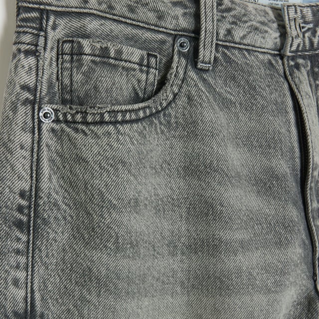 Mid rise, Relaxed straight fit, Denim fabric, Cropped length, Belt loops, Classic 5 pocket styling, Button and zip fastening