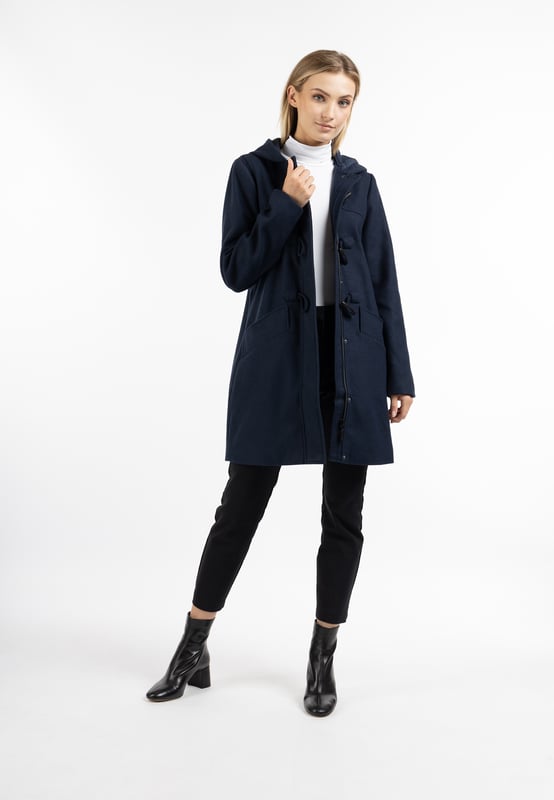 Geen vulling  De duffelcoat van DreiMaster Klassik is gemaakt van een zachte kwaliteit met een wolaandeel en heeft een klassieke, rechte snit. De karakteristieke houten kapittelsluitingen kenmerken de stijl, daaronder zit een robuuste ritssluiting. Twee grote zakken met drukknopen, een capuchon en een DreiMaster-logoborduursel op de bovenarm geven de tussenjas een tijdloze uitstraling.  Overgangsjas van wolmix