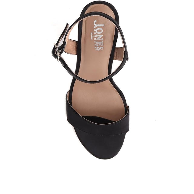 Strut into style with satin elegance. Classic cut meets undeniable allure, creating sandals that are always on the guest list. Crafted with full leather linings, our KINSLEY stiletto sandals combine cushioned comfort with timeless tailoring. Every party deserves a touch of timeless glamour.