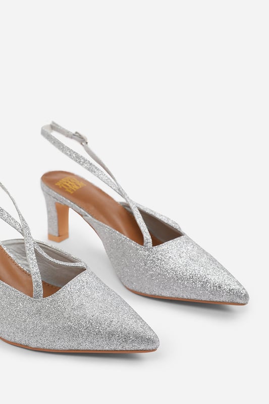 Wheres That From Womens 'Raizel' Pointed Toe Low Block Heel With Cross Over Ankle Strap Elevate your style with our Raizel Pointed Toe Low Block Heel With Cross Over Ankle Strap. These heels are the perfect addition to your shoe collection, offering a fashion-forward design combined with comfort.
Key Features:
Pointed Toe: The pointed toe of these heels adds a touch of sophistication and elegance to your look. It creates a sleek and stylish silhouette that can elevate any outfit.
Low Block Heel: The low block heel provides the perfect amount of height without sacrificing comfort. It offers stability and support, allowing you to confidently walk and stand for extended periods.
Crossover Strap: The crossover strap detail adds a trendy and modern element to these heels. It not only enhances the visual appeal but also provides additional support and security, ensuring a comfortable fit.
Durable Construction: These heels are made from high-quality materials that are built to last. The sturdy construction ensures durability and longevity, allowing you to enjoy these stylish heels for years to come.
Specifications:
Design: Pointed toe low block heel with crossover strap
Heel Height: 2.5' (6.3cm) approx
Closure: Buckle
Step up your style game with our Raizel Pointed Toe Low Block Heel With Cross Over Ankle Strap. These heels offer a combination of fashion and comfort, allowing you to showcase your unique style while staying comfortable throughout the day. Add a touch of elegance to any outfit with these versatile and stylish heels.