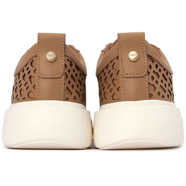 Ponte estilo con las zapatillas de corte BOSS Amber Tenn. Confeccionados con parte superior de cuero de primera calidad y suelas de goma duraderas, estos zapatos están diseñados para brindar comodidad durante todo el día con un estilo deportivo. La combinación de colores naturales y el diseño intrincado te permiten combinarlos perfectamente con cualquier conjunto informal. Ponte estas zapatillas versátiles para lograr un look refinado pero relajado y afronta tu día sin esfuerzo.