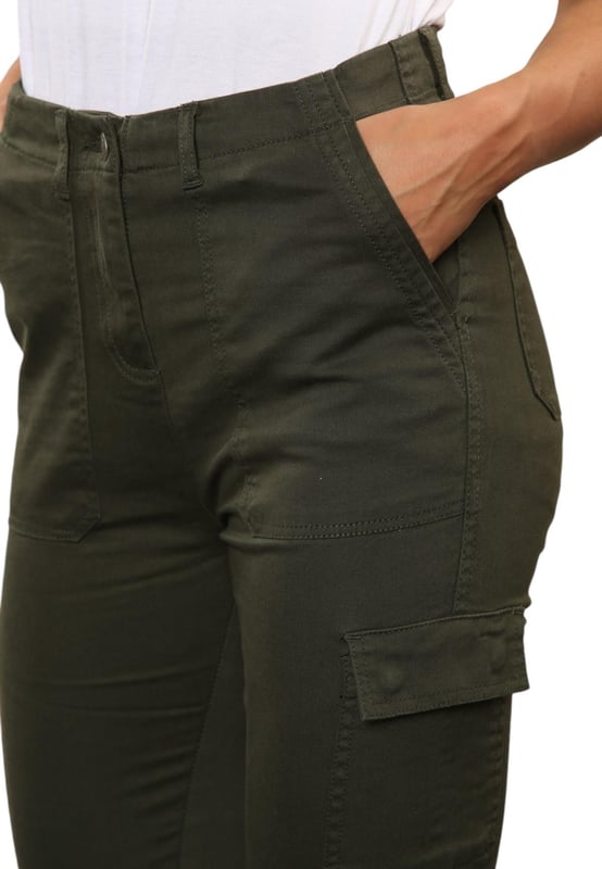 Dames Cargo Chino Skinny Fit Broek. - Binnenbeenlengte Kort is 25 inch, Normaal is 27 inch Lang is 29 inch. - - . Dicht op het lichaam gesneden in een skinny pasvorm met een flatterende hoge taille. - - .   Gemaakt van katoen met extra stretch voor bewegingsvrijheid. - - .   Enkels met rits, zakken met drukknopen en twee zijzakken. - - . Knoopsluiting, Ritssluiting.  Ongevoerd, hoog getailleerd, extra stretch. - Ideaal voor casual, kantoor en perfect voor actieve weekenden.