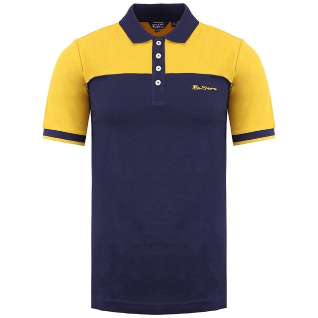 Ben Sherman Colour Block Heren Navy/Geel Poloshirt, een levendig en stijlvol stuk dat een klassiek ontwerp combineert met eigentijdse color-blocking accenten. Dit poloshirt is de perfecte keuze voor diegenen die op zoek zijn naar een frisse en moderne look terwijl ze toch de tijdloze charme van Ben Sherman's gerenommeerde vakmanschap omarmen.

Belangrijkste kenmerken:

 Hoogwaardige kwaliteit materiaal:  Het Ben Sherman Navy/Geel Poloshirt is gemaakt van hoogwaardig katoen en biedt superieur comfort, ademend vermogen en een luxe gevoel tegen de huid. Het zorgt voor een comfortabele draagervaring gedurende de hele dag.

 Opvallend Colour Block Ontwerp:  Het opvallendste kenmerk van dit poloshirt is het opvallende marineblauw en gele color-blocking ontwerp. Het gedurfde contrast tussen de twee kleuren voegt een dynamische en modieuze touch toe aan het klassieke polosilhouet.

 Veelzijdige marine en gele combinatie:  De combinatie van marineblauw en geel zorgt voor een visueel aantrekkelijke en stijlvolle look die past bij een breed scala aan gelegenheden. Dit levendige palet geeft een moderne draai aan de traditionele polo.

 Flatteuze pasvorm:  Het getailleerde silhouet van het shirt accentueert je lichaamsbouw en biedt bewegingsgemak. Met de knoopsluiting met drie knopen kun je de pasvorm naar wens aanpassen.

 Geborduurd merklogo:  Het subtiele maar kenmerkende Ben Sherman logo is subtiel geborduurd op de borst en symboliseert het erfgoed van het merk en de toewijding aan uitmuntendheid.

 Smart-Casual Veelzijdigheid:  Het Ben Sherman Colour Block Navy/Geel Poloshirt kan moeiteloos gecombineerd worden met jeans, chino's of shorts, waardoor het een veelzijdig poloshirt is dat geschikt is voor zowel casual uitjes als semi-formele evenementen.

 Seizoensgebonden fashion statement:  Ontworpen om het hele jaar door gedragen te worden, past dit poloshirt zich aan verschillende seizoenen aan, zodat je stijlvol en on-trend blijft, ongeacht het weer.
