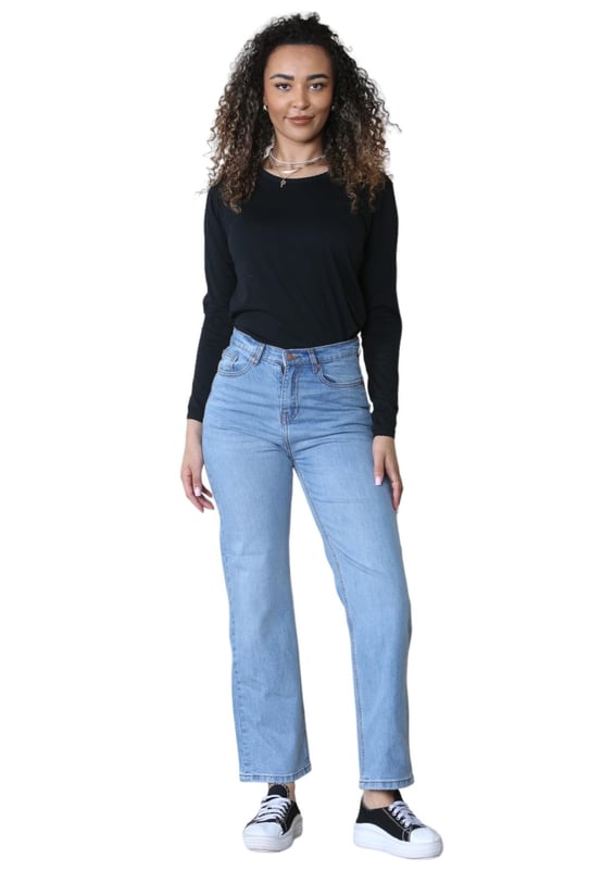 MYT Damen High Waisted Jeans mit weitem Bein sind aus hochwertigem Denim-Stoff gefertigt. Sie sitzt hoch und bequem auf der Taille mit einer dramatischen A-Linien-Bein-Silhouette, die sich nahtlos an Ihre Hüften anschmiegt.- -. Das Five-Pocket-Design sowie der Knopf- und Reißverschluss sorgen für klassische Akzente. Ein Markenetikett auf der Rückseite sorgt für ein charakteristisches Finish.- -. Der Stoff ist mit 2 % Elastan gemischt, was für leichte Bewegungsfreiheit und Komfort sorgt.- -. Das klassische, weite Bein und die gerade Passform dieser Damenjeans machen sie unglaublich vielseitig.- -. Kombinieren Sie sie mit Ihrer Lieblingsbluse oder einem lässigen T-Shirt.