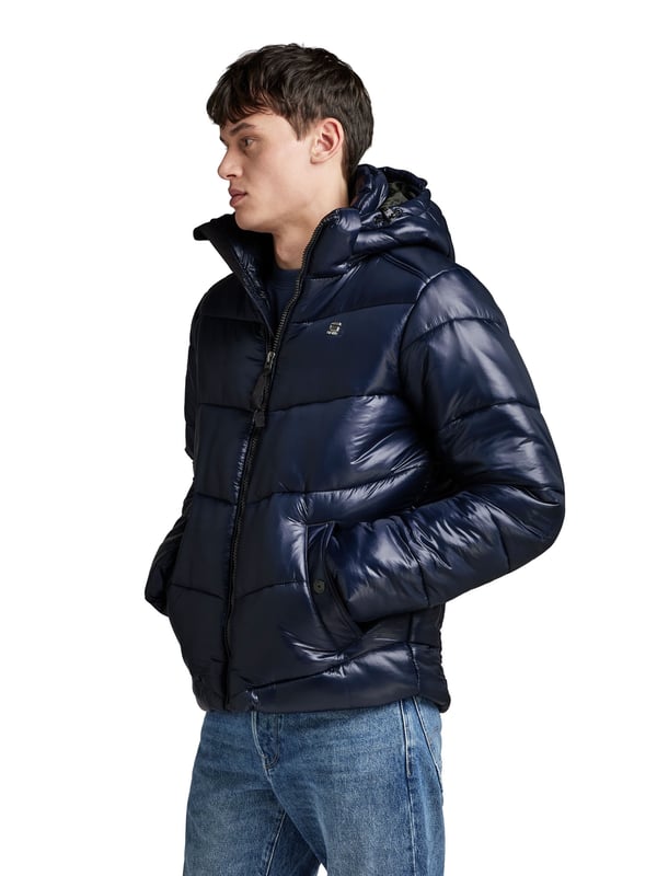 G Star Raw Jacke Diese Steppjacke für Herren ist ideal für kalte Tage. Die Jacke hat ein schönes warmes Futter und ist mit einer wasserabweisenden Ausrüstung versehen. Es hat eine reguläre Passform, die genügend Bewegungsfreiheit und hohen Tragekomfort bietet. Durch Kordelzüge in der Taille lässt sich die Weite regulieren. Die Kapuze lässt sich hoch schließen und mit einem Kordelzug verstellen, um den Hals vor Wind und Kälte zu schützen. Außerdem verfügt es über einen Schirm, der per Druckknopf befestigt werden kann. Geschlossen wird die Jacke mit einem durchgehenden Reißverschluss, der mit einem Windschutz versehen ist. Die elastischen Bündchen verhindern das Eindringen von Kälte und ein Verrutschen der Ärmel. In den beiden seitlichen Paspeltaschen mit Druckknöpfen kannst du deine Hände wärmen oder Kleinigkeiten verstauen. Das dezente Label auf der Brust rundet das Design ab.