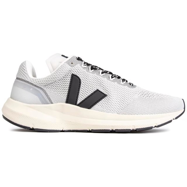 Las zapatillas de Veja son sostenibles. ético y respetuoso con el medio ambiente. La silueta vegana Marlin presenta una parte superior de tejido tejido transpirable. la legendaria firma en V grande en el lateral y forro 100% poliéster reciclado. El ligero. La suela exterior estriada de este zapato blanco para correr proporciona un agarre excepcional y una zancada neutral.