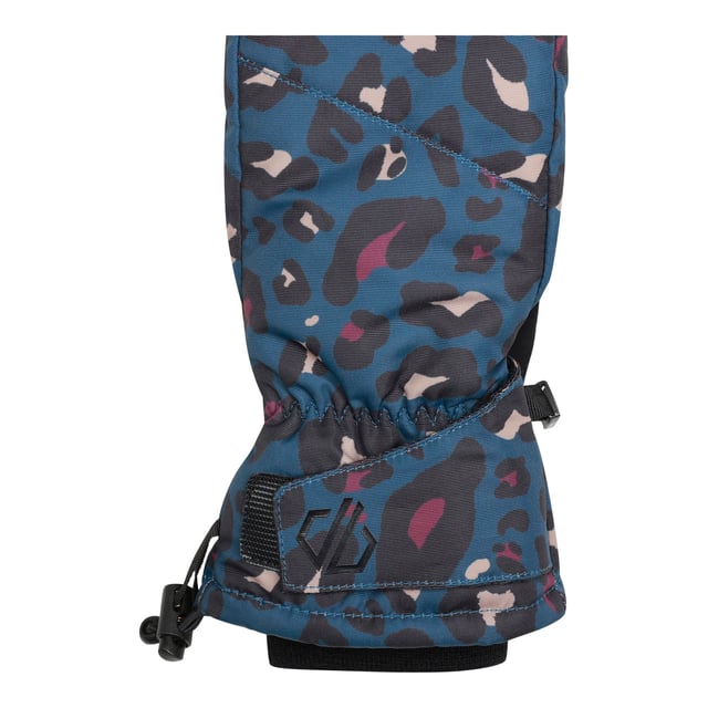 50% Recyceltes Polyester, 50% Polyester. Gewebetechnik: Ared 5000-Material, Atmungsaktiv, Sehr warm, Feuchtigkeitskontrolle, PFOA-frei, PFOS Frei, wasserabweisend, Wasserfest. Marke: Dare 2B. Gummiseil Einsteller, Knebel, Klettverschluss. Verstellbares Handgelenk, Befestigungsclip, Elastisches Handgelenk, Isoliert, Niedrige Füllung, Ohne PFC (per- und polyfluorierte Chemikalien), Daumen aus synthetischem Nubukleder, Strukturierte Handfläche, Strukturierte Daumen. Design: Tierprint, Logo. Bündchen: anpassbar, gerippt. Futterstoff: Thinsulate.