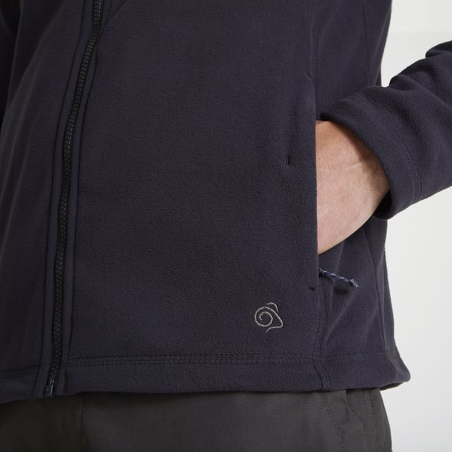 Material: 100% recycelter Polyester. Stoff: Microfleece. Innenfutter: Ungefüttert. 205gsm. Design: Einfarbig. Marken-Zip-Pull. Ärmel-Typ: Lang-Ärmel, Raglan. Manschette: Offen. Ausschnitt: Stehkragen. Taschen: 2 Fronttaschen. Verschluss: Durchgehender Reißverschluss. Nachhaltigkeit: Hergestellt aus recycelten Materialien.