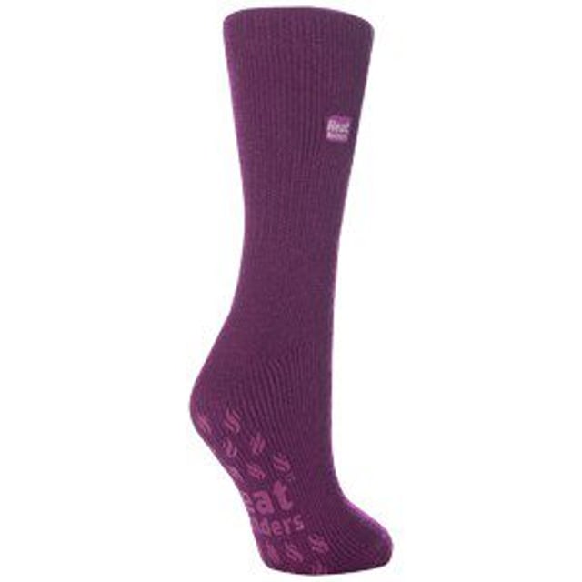 Mit einem Paar Heat Holders Hausschuhsocken bleiben die Füße warm, geschützt und gestützt in der Wohnung. Sie bieten das gewohnte, extra warme Gefühl der originalen Heat Holders Thermosocken, sind aber zusätzlich mit speziellen Antirutsch-Griffen an den Sohlen ausgestattet, die ein Ausrutschen auf Holz- oder Laminatböden verhindern, damit Sie in Ihrem Zuhause sicher unterwegs sind. Mit einer massiven Tog-Einstufung von 2,34 sind sie die wärmste Thermosocke für Sie - 7x wärmer als eine gewöhnliche Baumwollsocke (0,33 Tog)! Diese wirklich dicken und warmen Pantoffelsocken werden aus einem speziell entwickelten, extra dicken Garn mit extremen Wärmeeigenschaften und feuchtigkeitsableitenden Eigenschaften hergestellt. Ihr langer Schlingenflor, der mit einer innovativen Stricktechnologie hergestellt wird, erzeugt einen einzigartigen, extra langen Schlingenflor, der mehr warme Luft einschließt und so die Wärmeleistung noch weiter erhöht. Außerdem haben sie eine superweiche, gebürstete Innenseite, die die Menge an warmer Luft, die an der Haut gehalten wird, maximiert und so den ganzen Tag über für Wärme und Komfort sorgt.